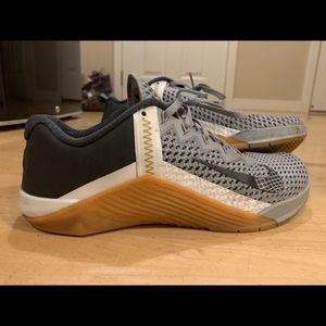 Nike Metcon 6 (Men size 7, Women size 8.5)